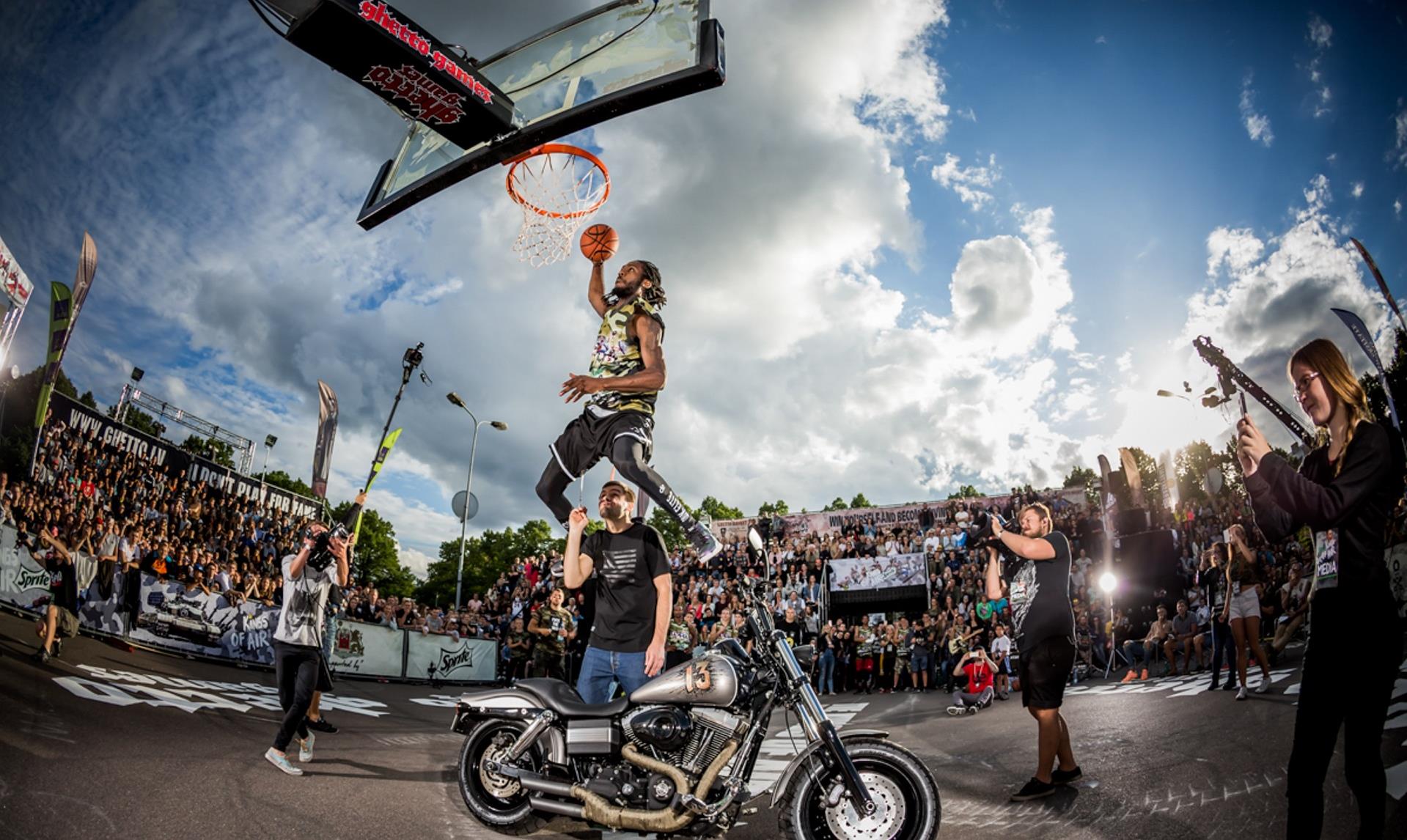 q4 sports dunk contest @ silk show