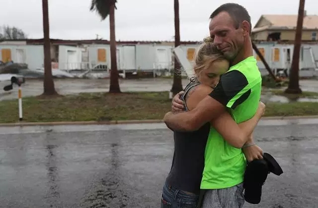 恐怖灾难来临 得州奇观：百车开向地狱中心...