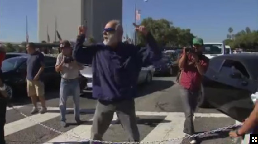 DACA抗议者今天上午再Westwood阻碍交通，惹恼驾驶员！