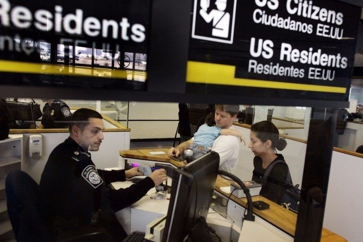 美国安部18日推新政 全面监控移民社交媒体信息