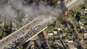 洛杉矶又烧起来了 118号高速关闭 2人被捕！