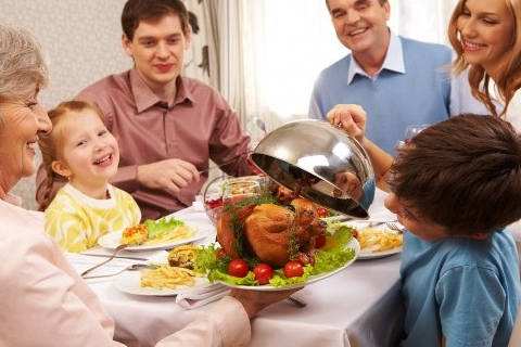 如何避免感恩节聚餐时的尴尬？小技巧在这里