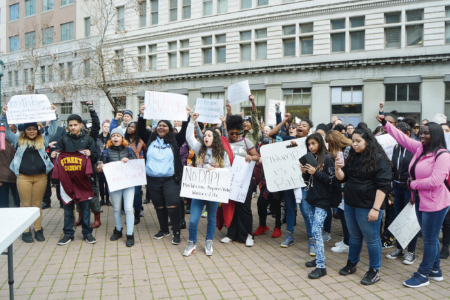 女孩赴美参加夏令营 被关监狱一个多月不得保释