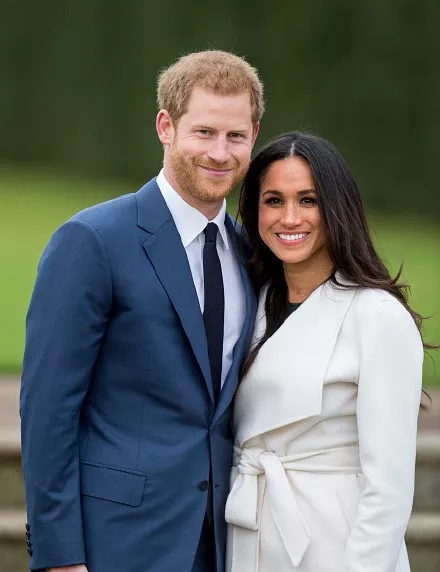 英国哈里王子订婚 离异带娃的她凭什么嫁入王室?
