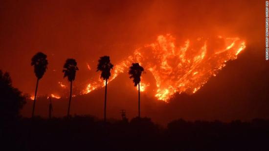 加州再现失控野火 如熔岩流入城市2万7千人撤离