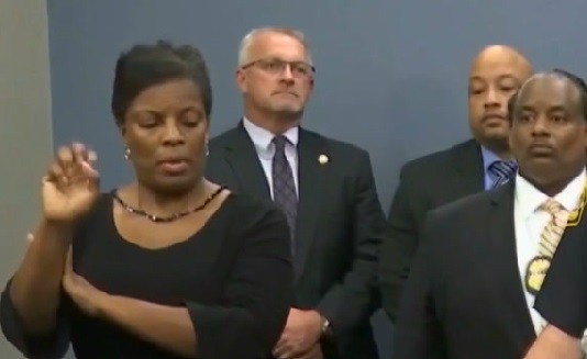 美国现冒牌手语翻译员 这位"瞎比划姐"演技惊人