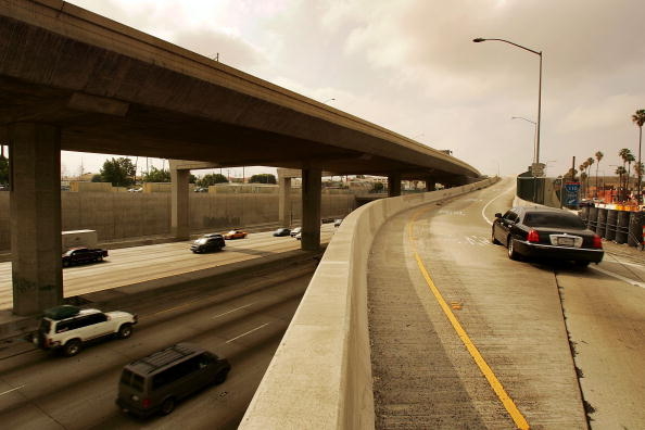 受泥石流影响 洛杉矶101高速公路继续封路