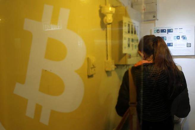 不只美股慘！比特幣又狂崩 7周大屠殺70％