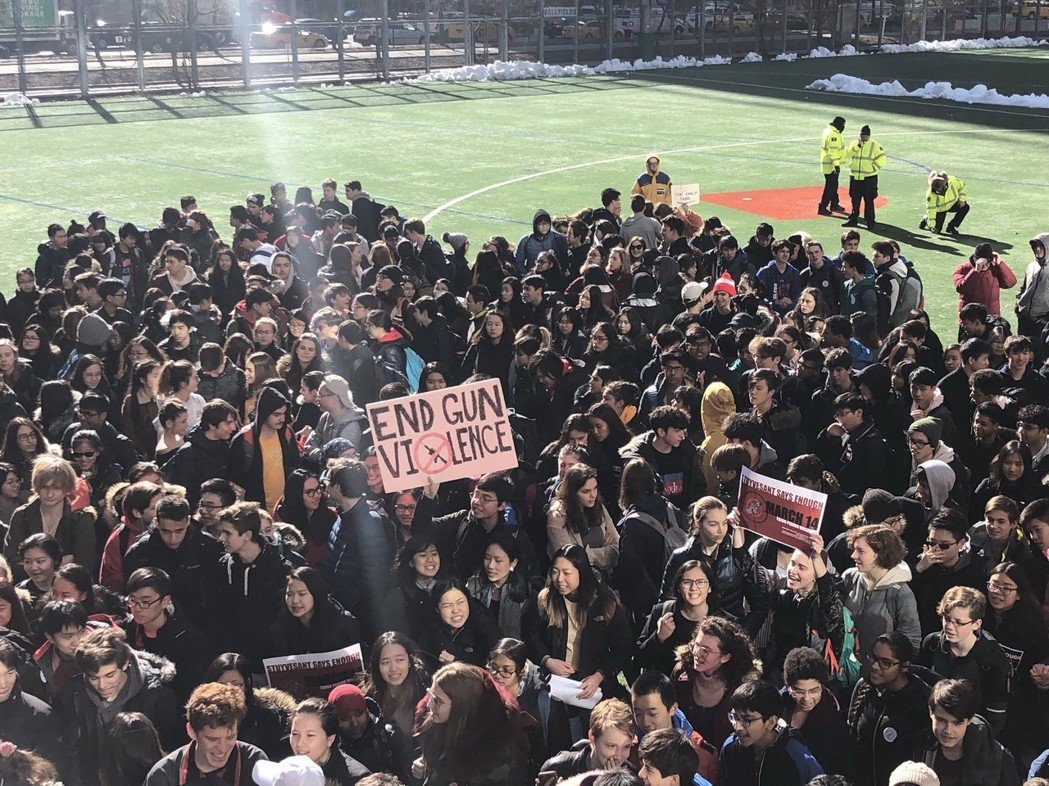 不满枪枝暴力 全美年轻学生罢课抗议