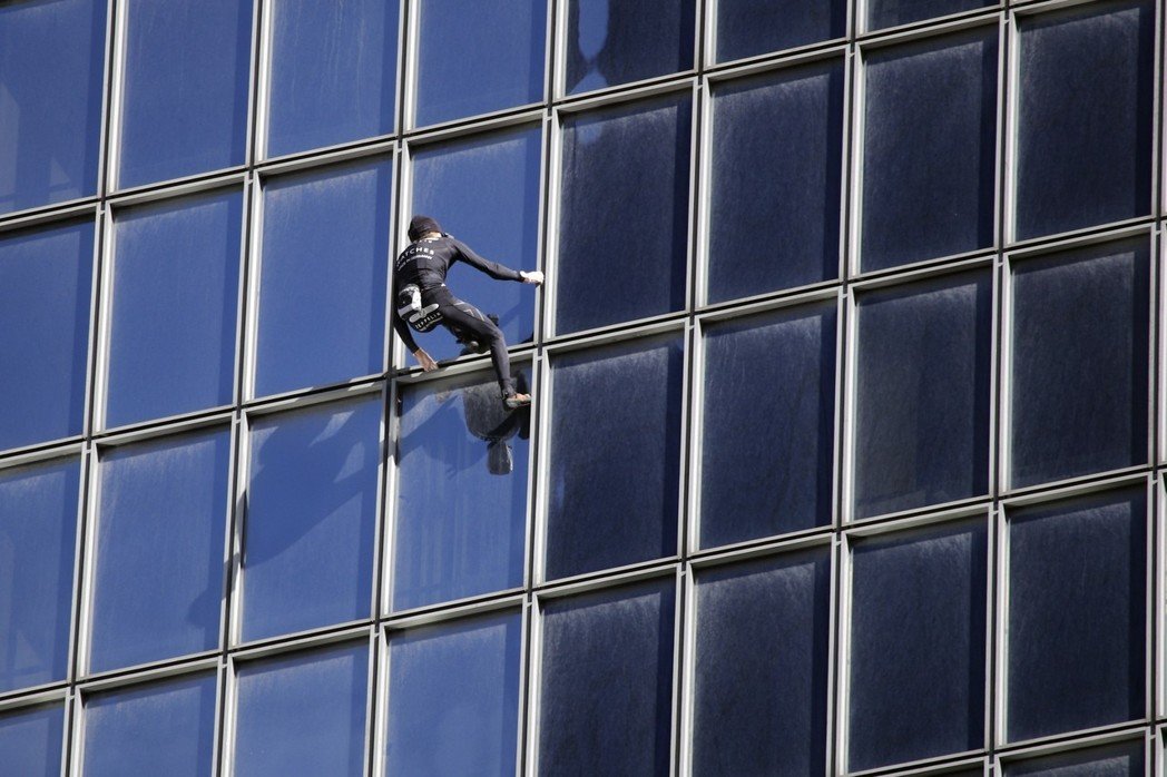 挑战无极限 55岁「蜘蛛人」徒手攀登187公尺摩天楼