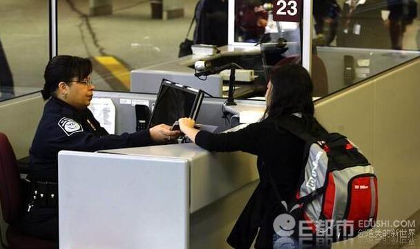 海关：持绿卡入关华人被盘问极少 大多因在美居住时间太短