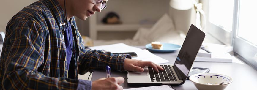 加州州长想让数百万工薪阶层上网课大学，但并不是每个人都买账。