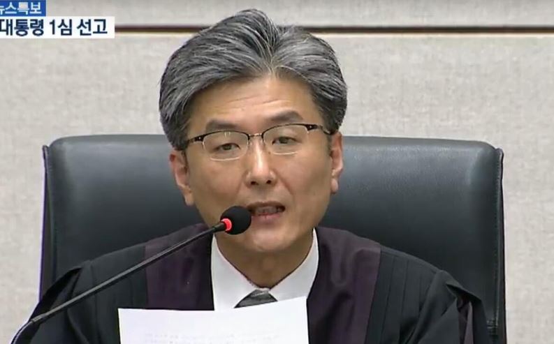 韩国前总统朴槿惠一审被判24年监禁 罚金180亿韩元