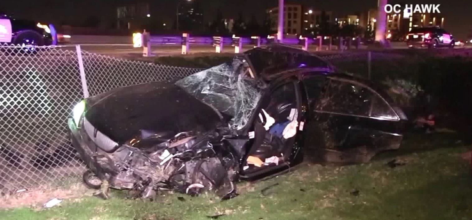 汽车飞出5高速公路！司机奇迹般的生存了下啦！