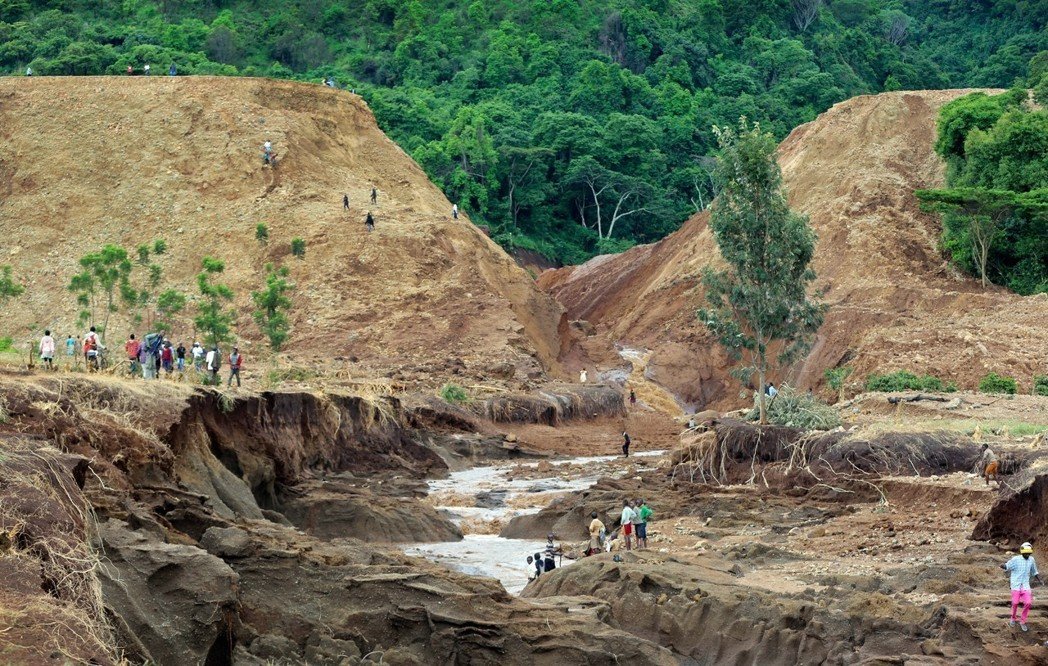肯亚土石坝溃堤  47死36人送医