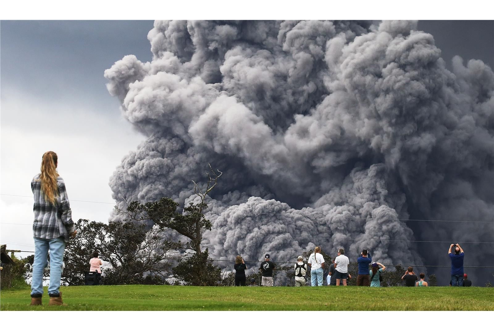 夏威夷几劳亚火山喷发火山灰云 发红色警戒