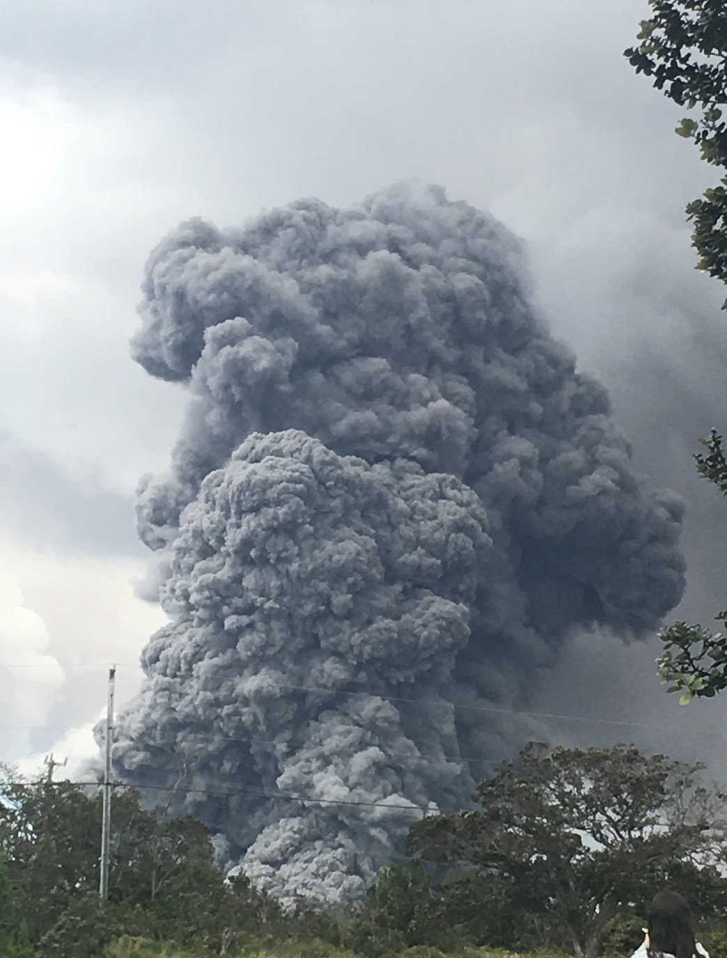 夏威夷火山出现爆炸式喷发 火山灰云冲天