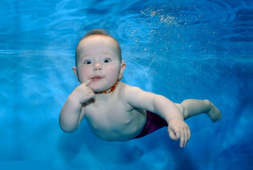婴儿游泳年年都出事，怎么预防危险，让娃安全玩水？