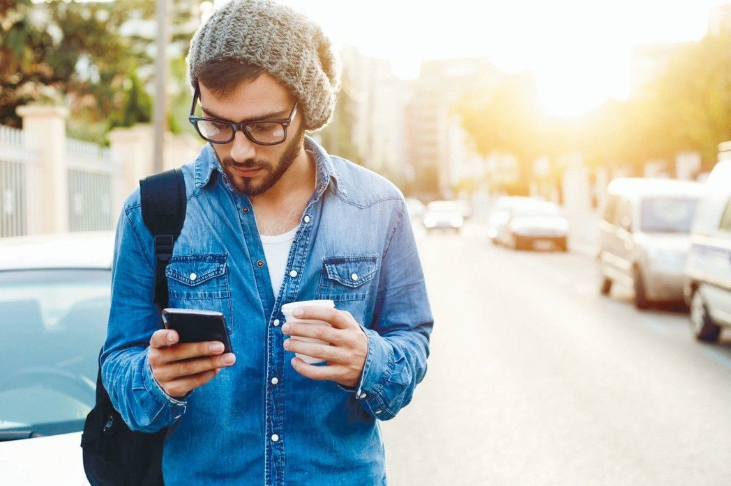 网路世界60秒 身边的人都用手机上网做了哪些事？