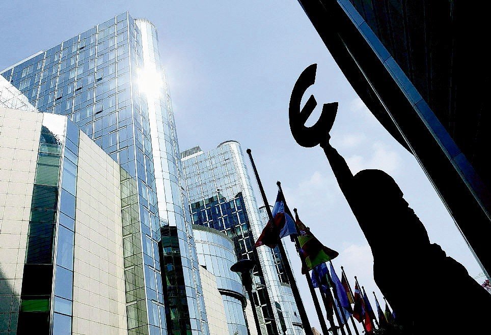 欧元区政荡升高 股汇重摔