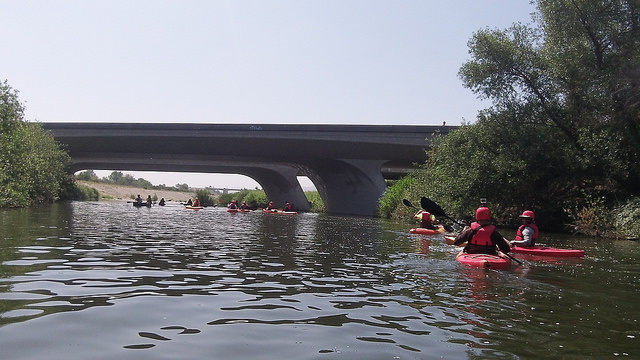 国殇日开始 洛杉矶河开放橡皮艇活动