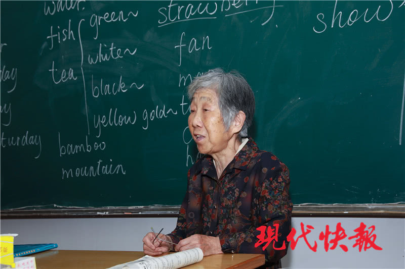 三个女儿出国留学 这位老太太80岁开始学英语