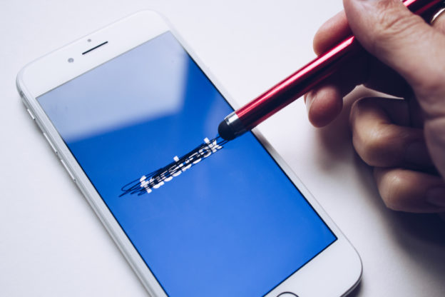  Facebook 魅力渐失，年轻人更爱 Instagram 和 Snapchat