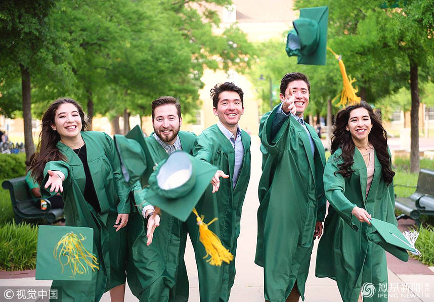 美国五胞胎同所大学毕业 家长感受“5倍的喜悦”