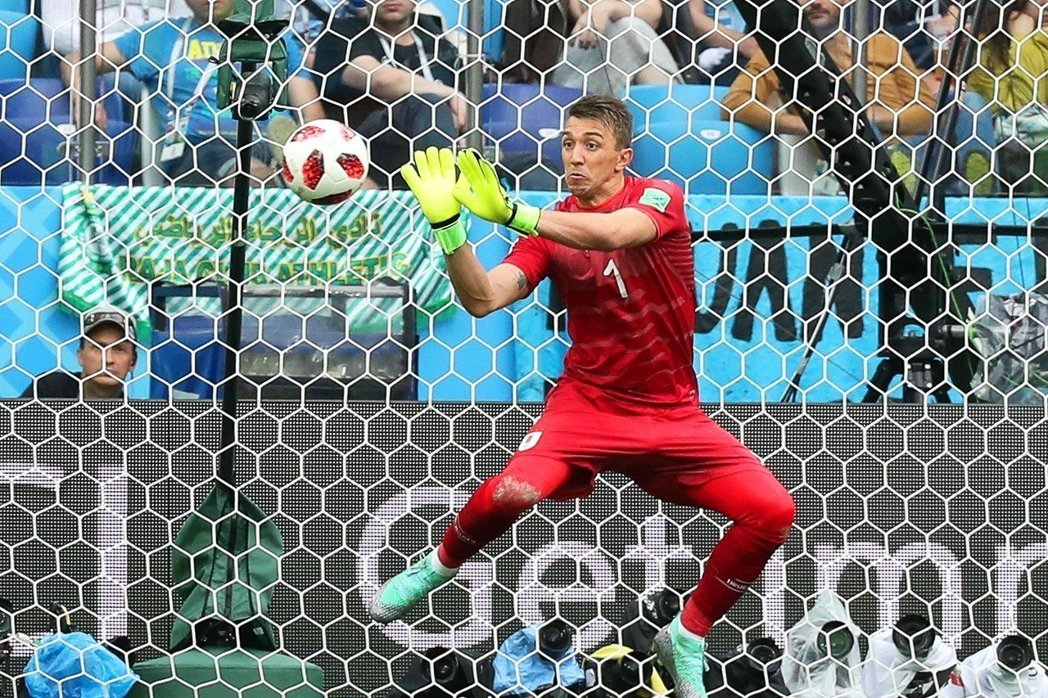 法国攻守压制 2：0 淘汰乌拉圭 隔12年再闯世足四强