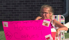 美国10岁女孩在家做饼干卖钱买校服，5天内遭邻居三次报警