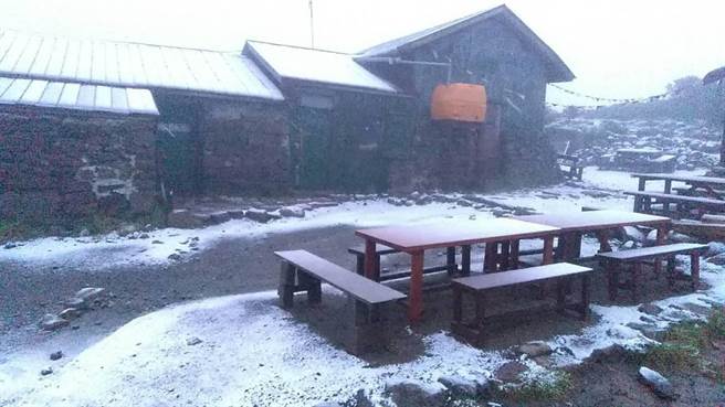 八月炎炎夏日 北海道下初雪 44年头一遭