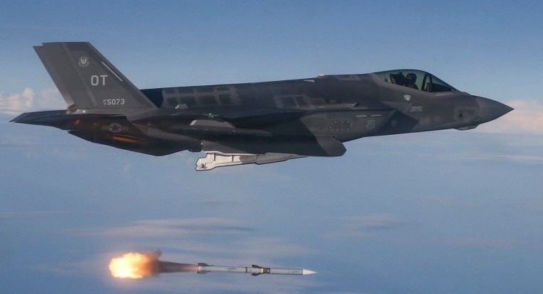 F-35飞行途中遇紧急情况，降落后起落架损毁 鼻头落地