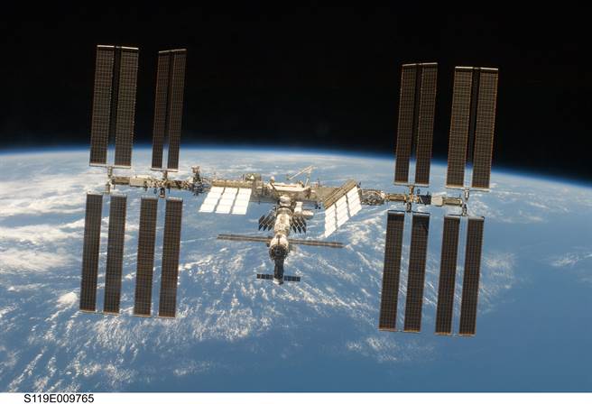 国际太空站出现漏气 太空人联手修补
