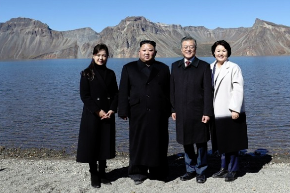 金正恩和文在寅登白头山！ 美国、北韩将立即重启会谈