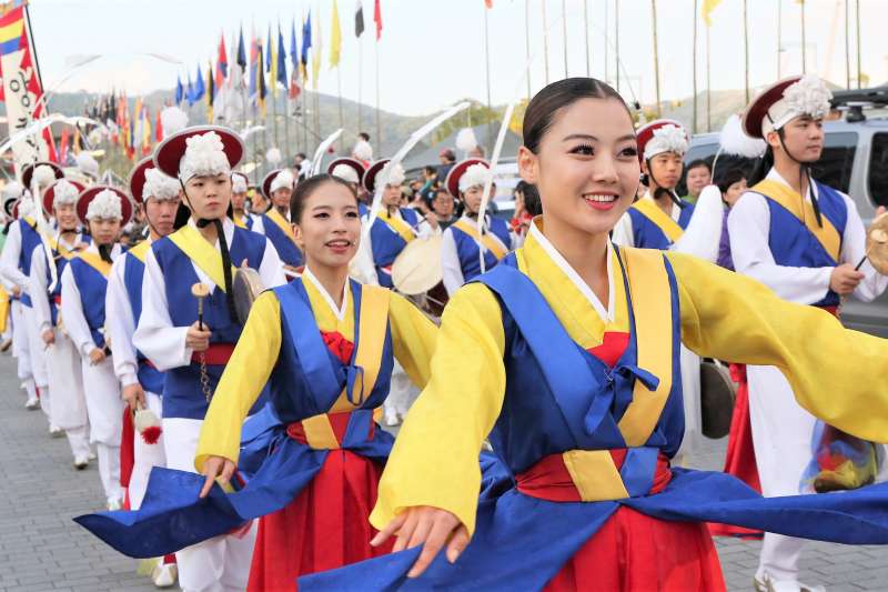 不吃月饼、不烤肉，韩国人在中秋节扫墓！探索韩国中秋「特殊习俗」
