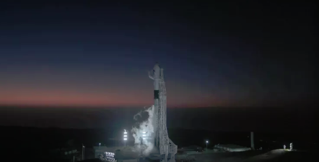 SpaceX 回收火箭又一创举！新型猎鹰 9 号首次降落西岸陆地完成回收