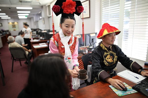 華興保險搭上古裝熱潮 清裝華服招呼顧客 | 華興保險