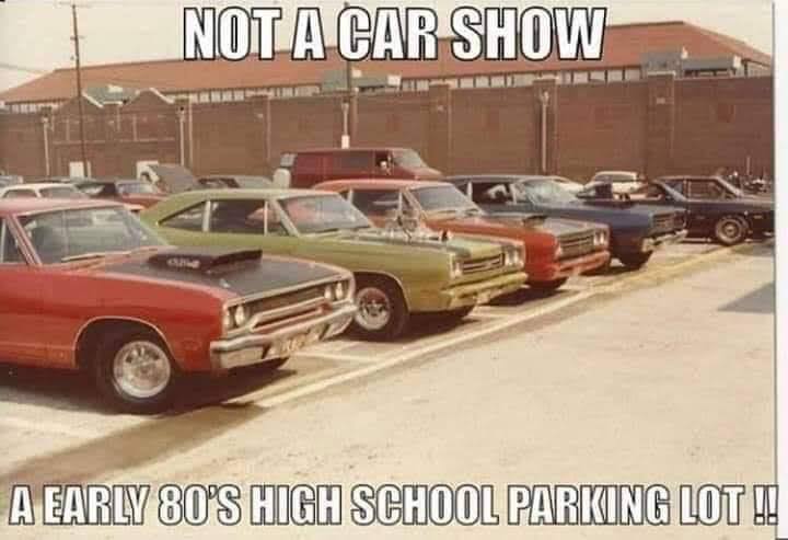 你知道美國80年代早期的高中停車場長什麽樣嗎？