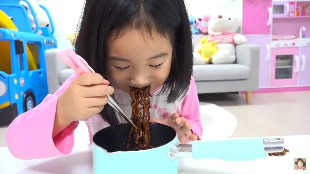 韩国6岁YouTuber购800万美元江南豪宅 儿童保护引争议