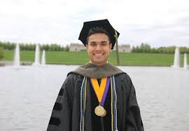 父亲投资移民入美 瑞奇21岁从洛杉矶加大毕业 被迫离开美国