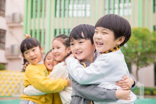 孩子哭闹不肯上幼儿园，几个妙招帮你轻松解决，开学前一定要看