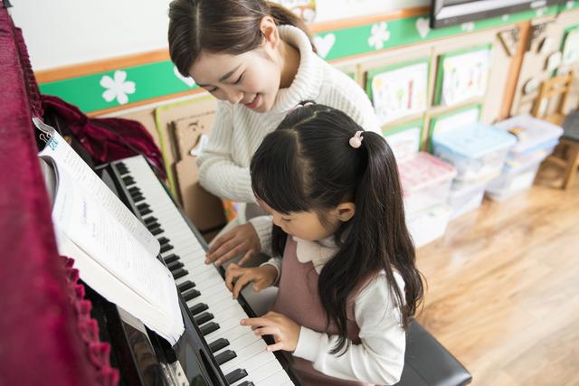 孩子哭闹不肯上幼儿园，几个妙招帮你轻松解决，开学前一定要看