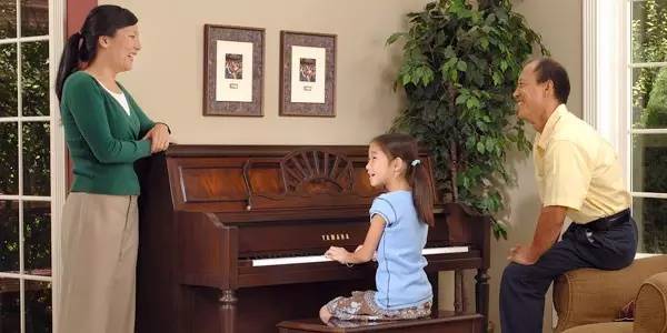 我不指望她成为音乐家，为什么还要花钱让她去学琴？