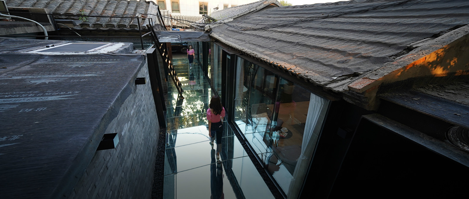 北京姑娘继承二环胡同房，地面铺镜子、浴厕全透明