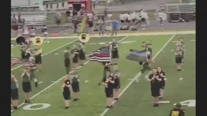 美高中球员举撑警旗进球场遭停赛 舆论激烈反弹