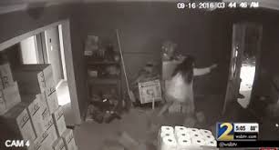 喬治亞州一亞裔女性用手槍擊退三名持槍入室搶匪 一搶匪被女屋主擊斃 女屋主被贊勇！