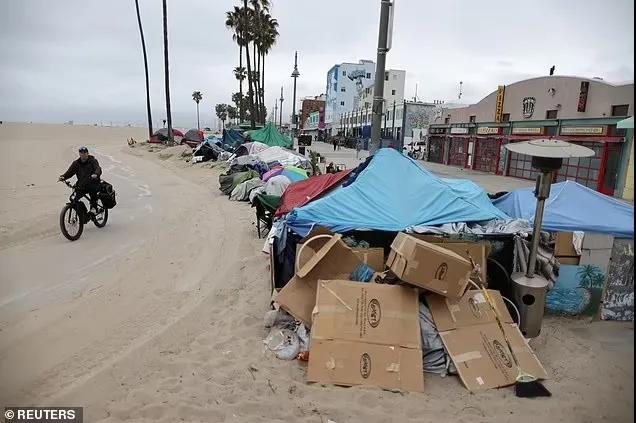 极度危险！洛杉矶海滩变成无家可归者营地，暴力、吸毒、放火不断