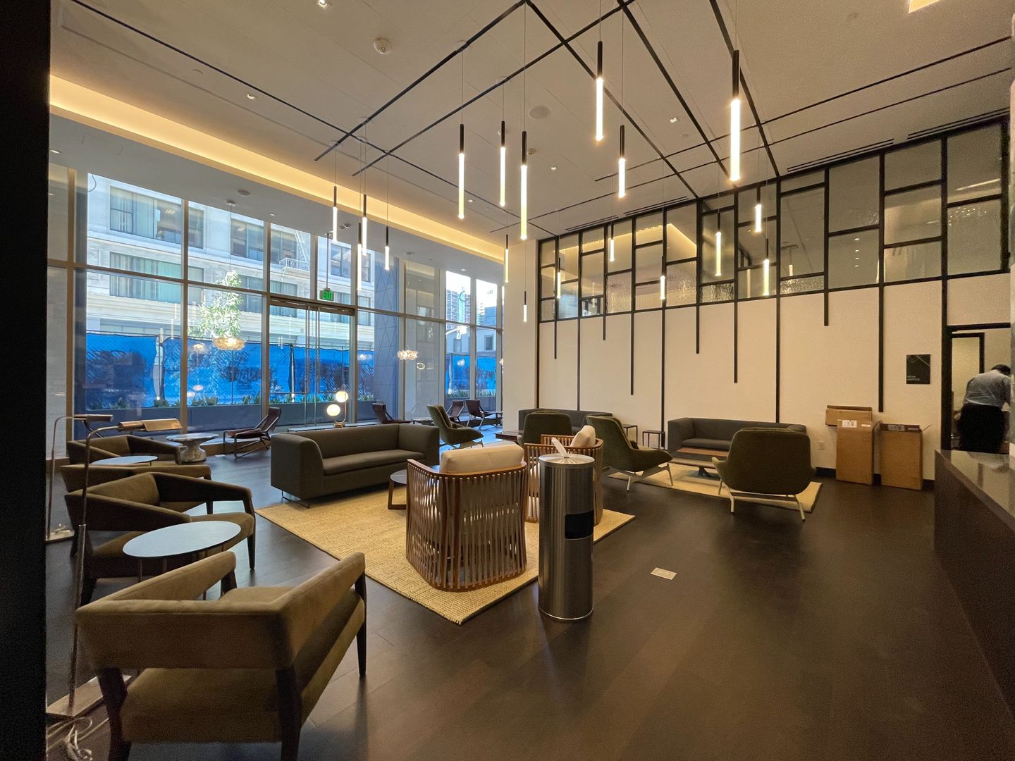 洛杉矶市中心为人们提供了她最好的，一流的 DTLA 时尚高层公寓，Perla on Broadway |  巅峰国际物业管理公司