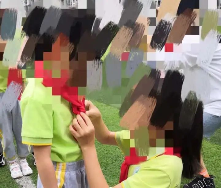 7岁女孩遭“顶流”小学37名家长联合驱逐，为何？