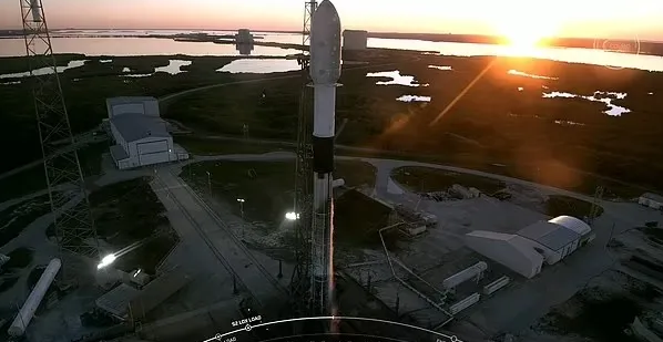 突发！SpaceX火箭发射前30秒紧急停止，一艘游轮误闯危险区域